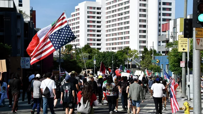 Протестующие против миграционной политики США в Лос-Анджелесе