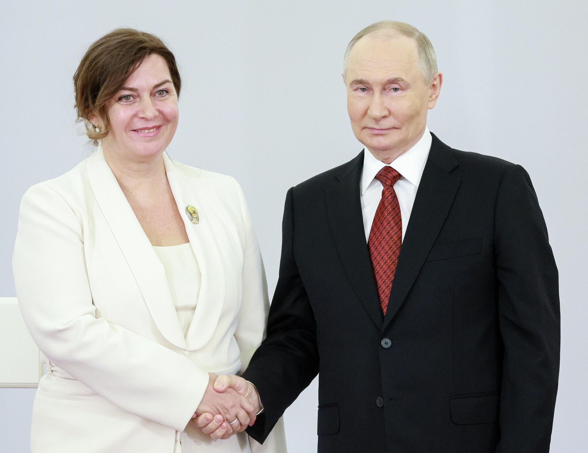 Президент РФ Владимир Путин и лауреат Государственной премии 2024 года за выдающиеся достижения в области правозащитной деятельности руководитель организации Объединение многодетных семей города Москвы Наталья Карпович Президент РФ Владимир Путин и лауреат Государственной премии 2024 года за выдающиеся достижения в области правозащитной деятельности руководитель организации Объединение многодетных семей города Москвы Наталья Карпович - РИА Новости, 1920, 12.06.2025