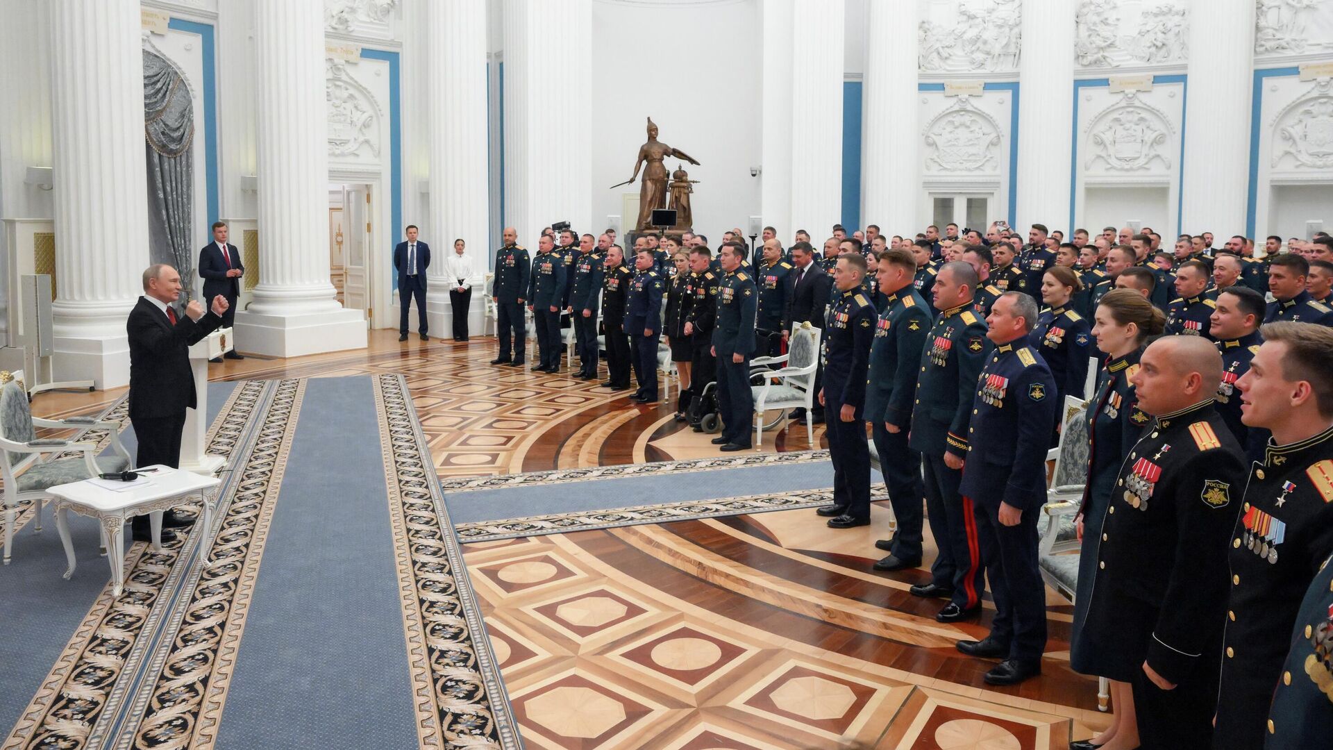 Президент РФ Владимир Путин встретился с участниками программы Время Героев. 12 июня 2025 Президент РФ Владимир Путин встретился с участниками программы Время Героев. 12 июня 2025 - РИА Новости, 1920, 12.06.2025