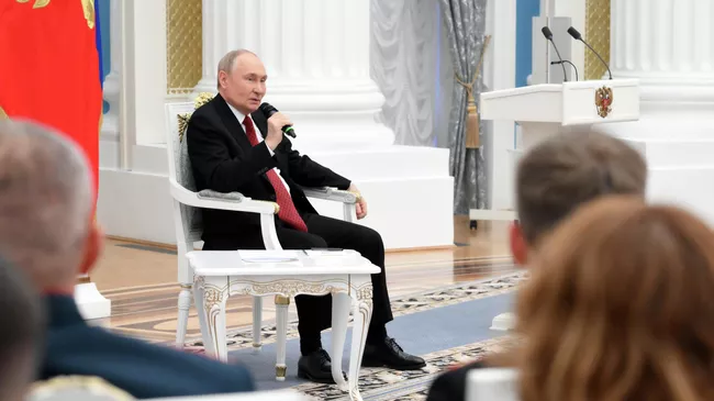 Президент РФ Владимир Путин на встрече в Кремле с участниками образовательной программы для ветеранов и участников специальной военной операции Время Героев. 12 июня 2025