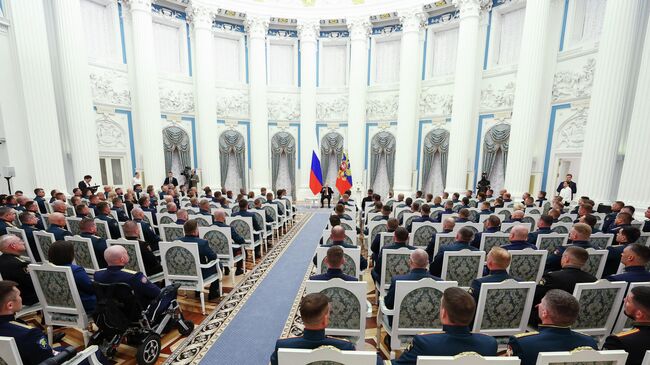Президент РФ Владимир Путин на встрече в Кремле с участниками образовательной программы для ветеранов и участников специальной военной операции Время Героев. 12 июня 2025