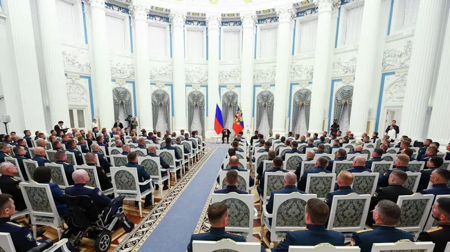 Президент РФ Владимир Путин на встрече в Кремле с участниками образовательной программы для ветеранов и участников специальной военной операции Время Героев. 12 июня 2025