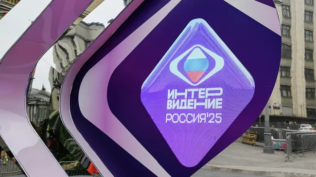 Часы обратного отсчета дней до начала музыкального конкурса Интервидение-2025, установленные на Манежной площади в Москве