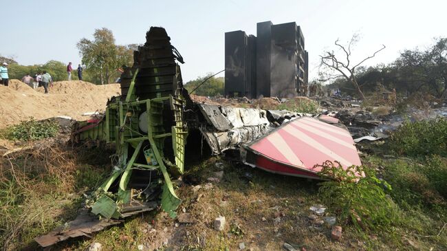 Обломки пассажирского самолета, потерпевшего крушение в городе Ахмадабад в Индии