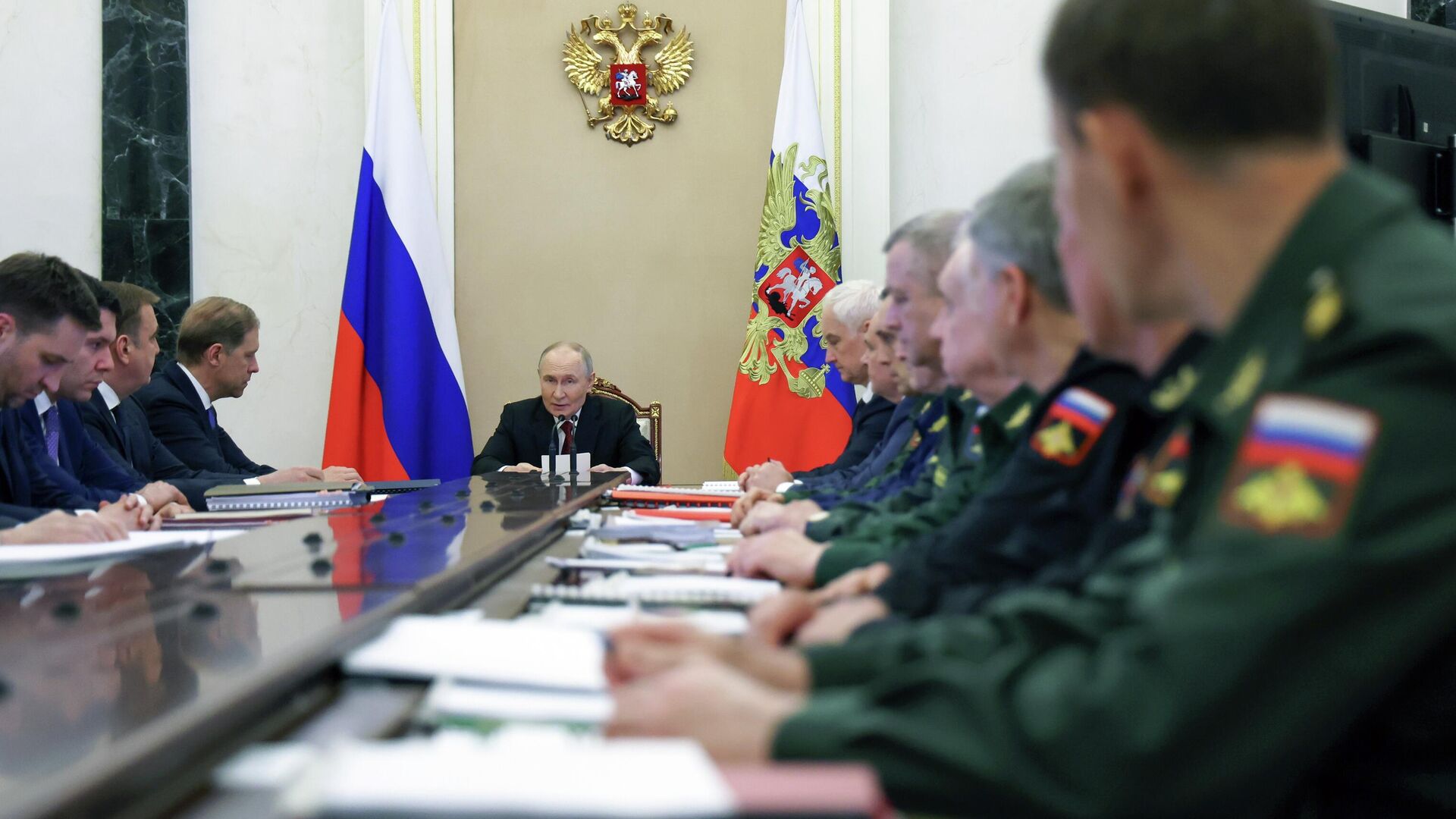 Президент Владимир Путин провел совещание по рассмотрению основных параметров проекта государственной программы вооружения на 2027–2036 годы. 12 июня 2025 - РИА Новости, 1920, 12.06.2025