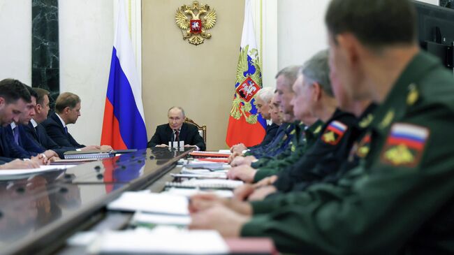 Президент Владимир Путин провел совещание по рассмотрению основных параметров проекта государственной программы вооружения на 2027–2036 годы. 12 июня 2025
