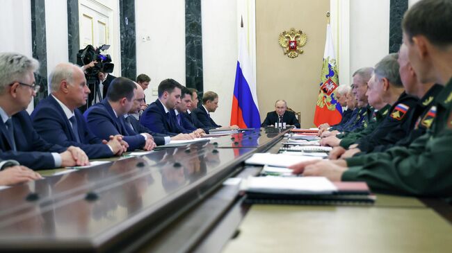 Президент Владимир Путин провел совещание по рассмотрению основных параметров проекта государственной программы вооружения на 2027–2036 годы. 12 июня 2025