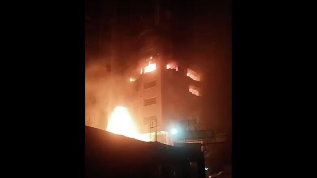 Иранское госТВ на фоне сообщений об авиаударах Израиля заявило о взрыве в жилом доме в Тегеране и показало кадры с охваченным пламенем зданием