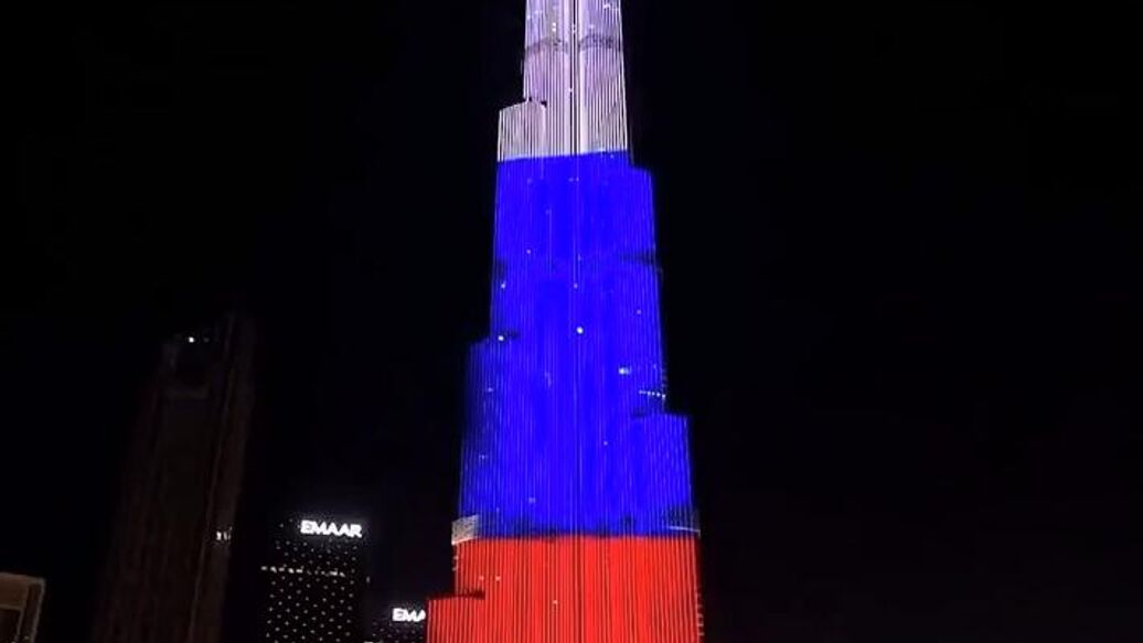 Самое высокое здание в мире окрасили в цвета российского флага
