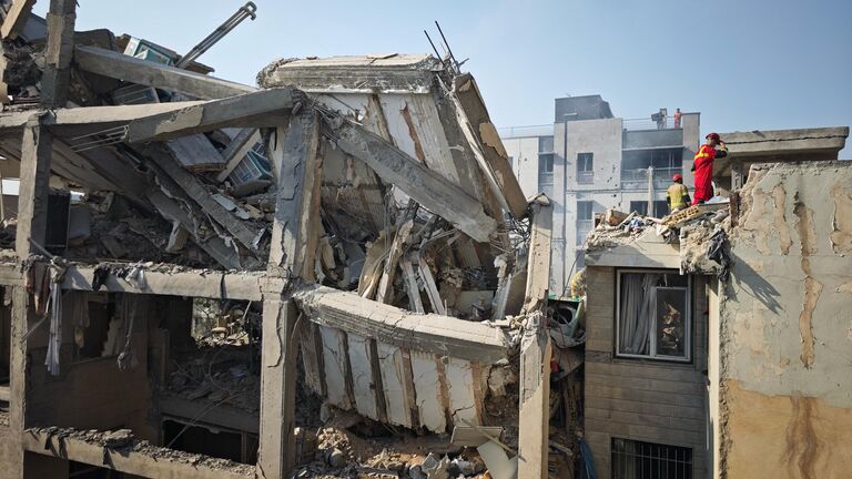 Een blik op een beschadigd gebouw in de Iraanse hoofdstad Teheran na een Israëlische aanval