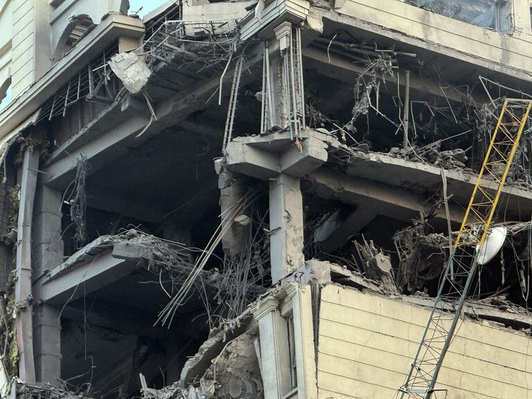 Вид на поврежденное здание в иранской столице Тегеране после израильской атаки Вид на поврежденное здание в иранской столице Тегеране после израильской атаки