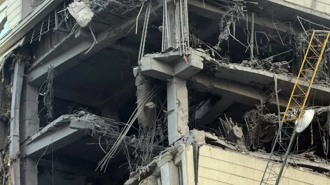 Вид на поврежденное здание в иранской столице Тегеране после израильской атаки