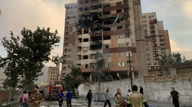 Вид на поврежденное здание в иранской столице Тегеране после израильской атаки