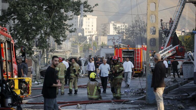 Een blik op een beschadigd gebouw in de Iraanse hoofdstad Teheran na een Israëlische aanval