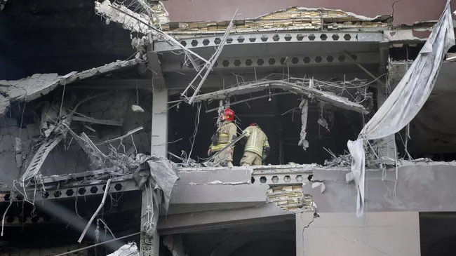 Вид на поврежденное здание в иранской столице Тегеране после израильской атаки