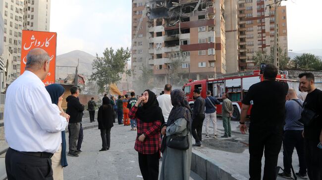 Вид на поврежденное здание в иранской столице Тегеране после израильской атаки