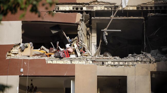 Вид на поврежденное здание в иранской столице Тегеране после израильской атаки