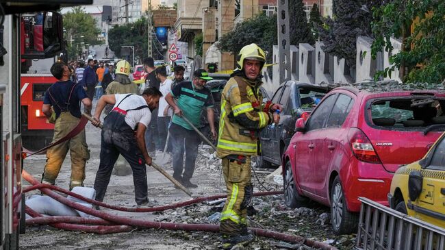 Спасатели на месте израильского удара в Тегеране, Иран