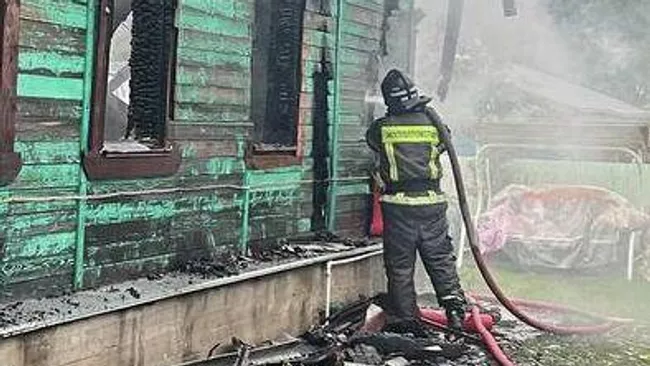 На месте пожара в поселке Куровское Московской области. 12 июня 2025