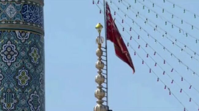 Красный флаг мести над мечетью Джамкаран в иранском городе Кум