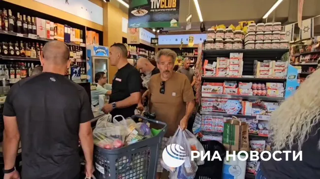 Полупустые полки в израильских продуктовых