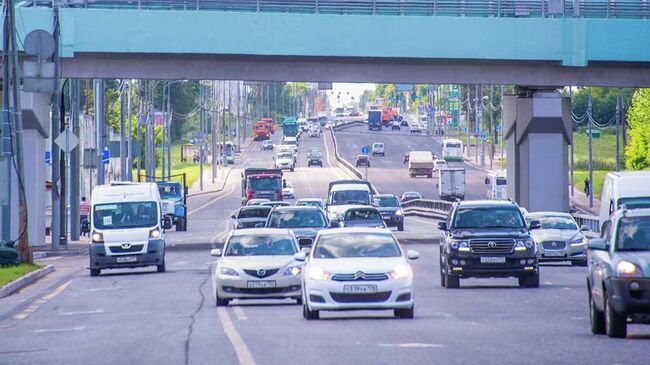 Специалисты комплекса городского хозяйства проводят работы по замене асфальтобетонного покрытия на Варшавском шоссе
