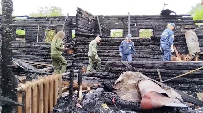 Работа следователей и криминалистов на месте пожара в поселке Куровское Московской области