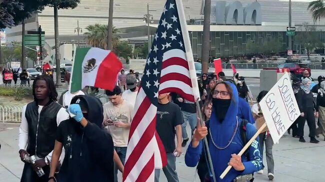 Протестующие в Лос-Анджелесе расходятся перед началом комендантского часа