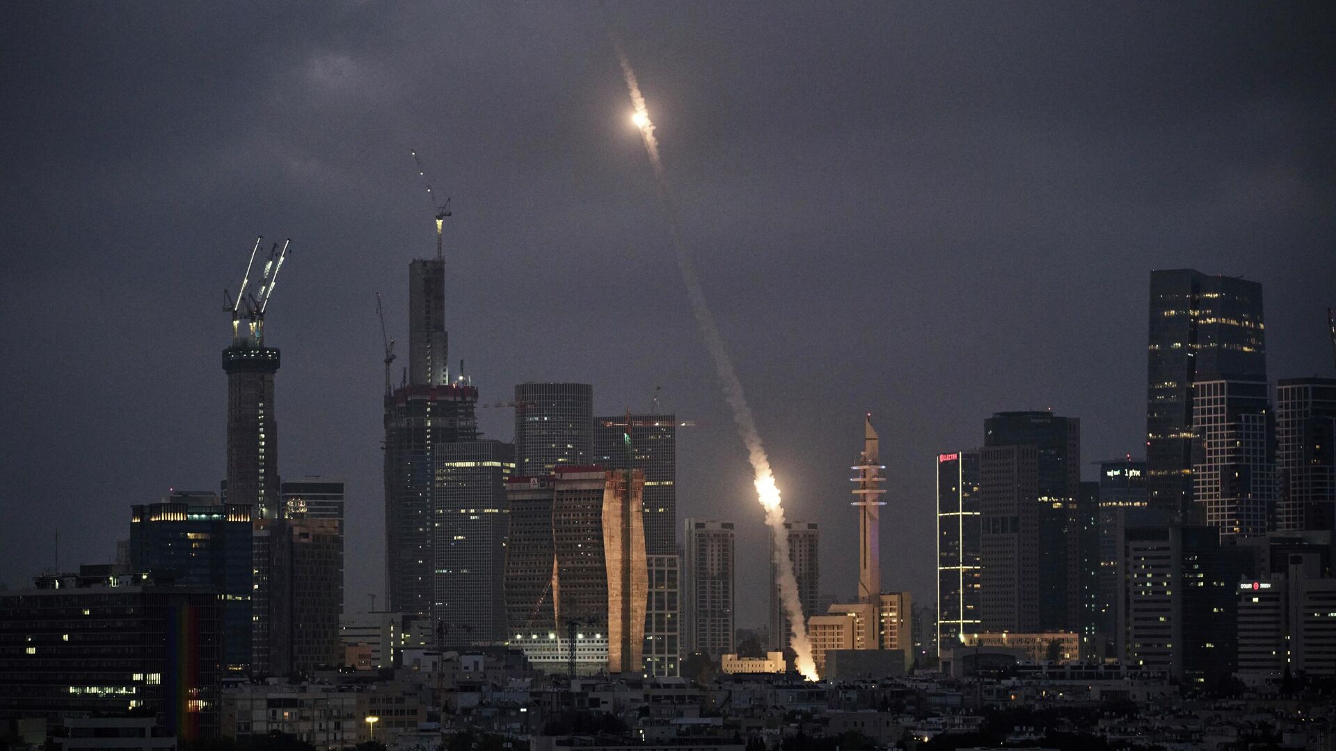 Работа ПВО в Тель-Авиве во время иранской атаки Работа ПВО в Тель-Авиве во время иранской атаки - РИА Новости, 1920, 15.06.2025