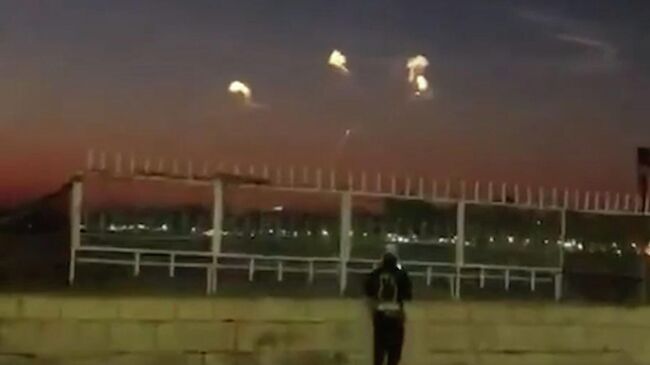 Светящиеся объекты в небе над Египтом на фоне атак Израиля и Ирана Светящиеся объекты в небе над Египтом на фоне атак Израиля и Ирана