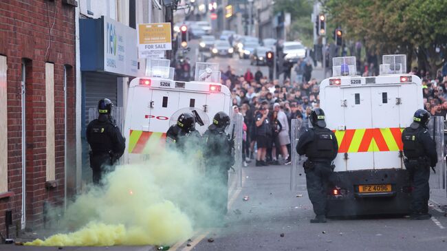 Полицейские во время беспордков в Баллимене, Северная Ирландия