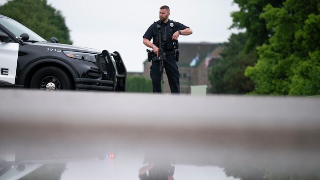 Сотрудник полиции Миннесоты в Бруклин-парке, где расстреляли двух конгрессменов