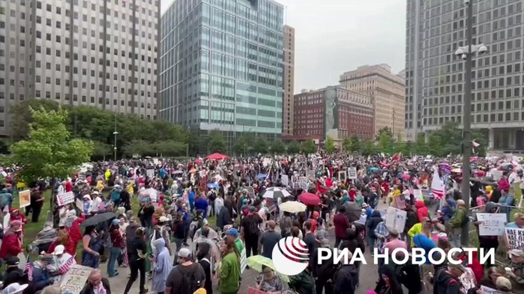 В Филадельфии проходит шествие против политики Трампа