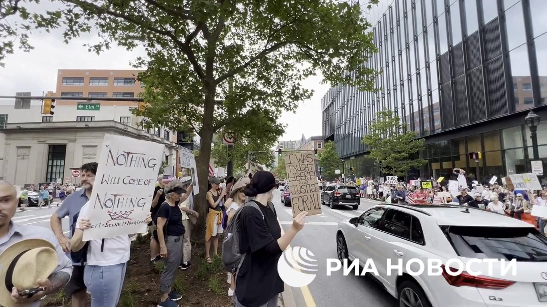 Акция протеста против политики Трампа и его администрации в пригороде Вашингтона  - РИА Новости, 1920, 14.06.2025