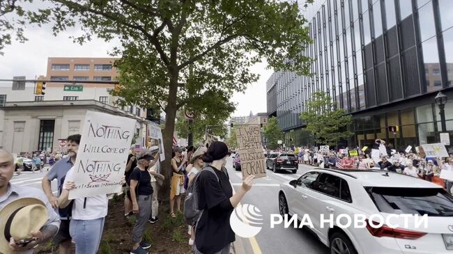 Акция протеста против политики Трампа и его администрации в пригороде Вашингтона 