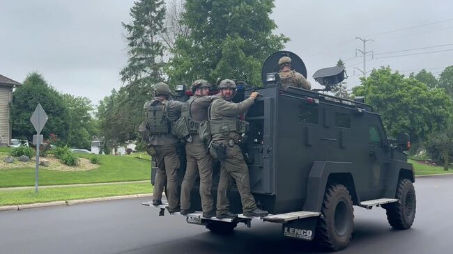 Полиция проводит операцию по поимке стрелка, который открыл огонь по двум конгрессменам в Бруклин-Парке, штат Миннесота, США