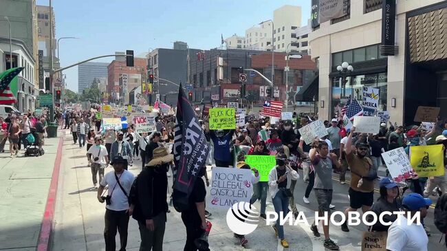 В Лос-Анджелесе проходит многотысячная акция против политики администрации Трампа