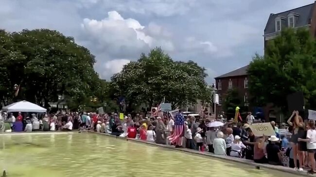 Протест против политики Трампа в Александрии близ Вашингтона Протест против политики Трампа в Александрии близ Вашингтона