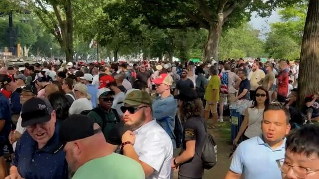 Жители Вашингтона в ожидании военного парада в честь 250-летия американской армии