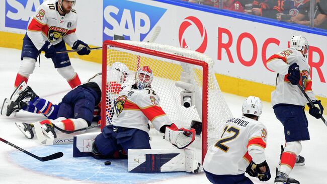 Голкипер Флориды Пантерз Сергей Бобровский