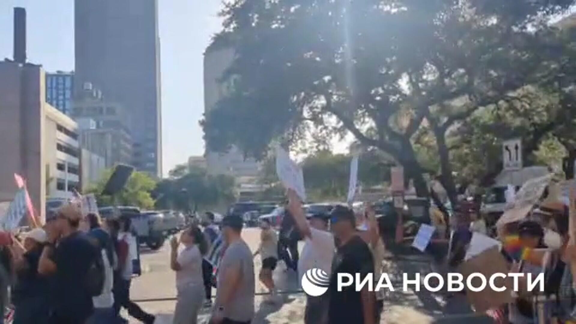 Протестующие в Сан-Антонио двинулись маршем через город - РИА Новости, 1920, 15.06.2025