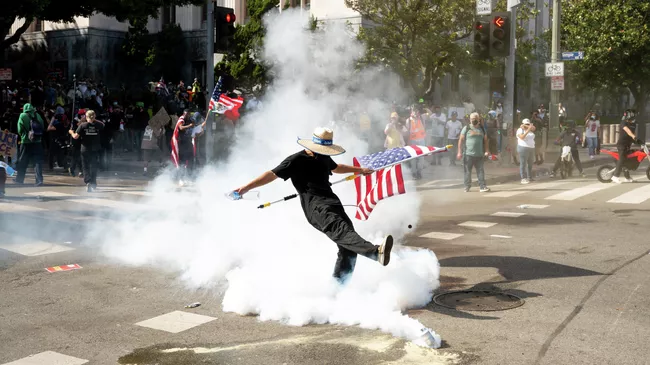 Участники акции протеста День без королей против политики Трампа в Лос-Анджелесе, США. 14 июня 2025