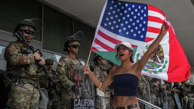 Участнца акции протеста День без королей против политики Трампа в Лос-Анджелесе, США. 14 июня 2025