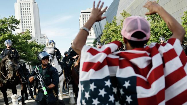 Акция протеста День без королей против политики Трампа в Лос-Анджелесе, США