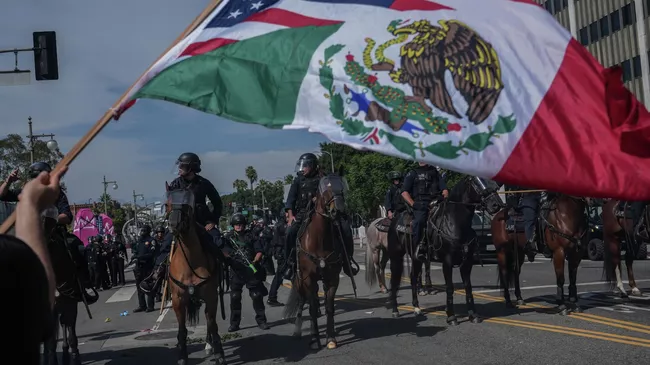 Акция протеста День без королей против политики Трампа в Лос-Анджелесе, США. 14 июня 2025