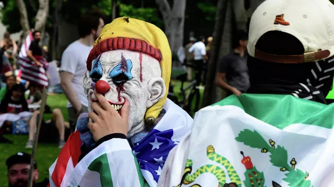 Протестующие в Лос-Анджелесе против миграционной политики властей США
