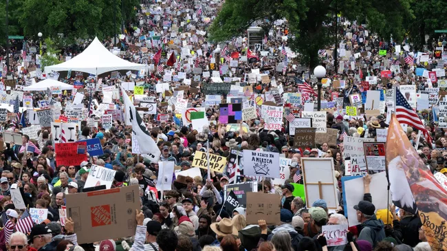 Акция протеста День без королей против политики Трампа в Миннесоте, США. 14 июня 2025