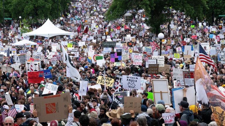 Акция протеста День без королей против политики Трампа в Миннесоте, США. 14 июня 2025