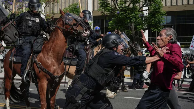 Акция протеста День без королей против политики Трампа в Лос-Анджелесе, США. 14 июня 2025