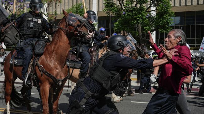 Акция протеста День без королей против политики Трампа в Лос-Анджелесе, США. 14 июня 2025 Акция протеста День без королей против политики Трампа в Лос-Анджелесе, США. 14 июня 2025